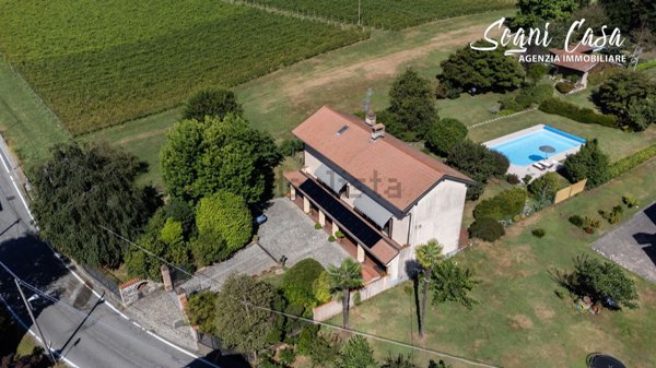 casa indipendente in vendita ad Agrate Conturbia