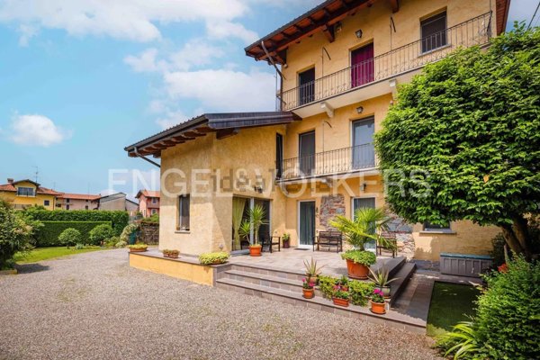 casa indipendente in vendita ad Agrate Conturbia in zona Conturbia