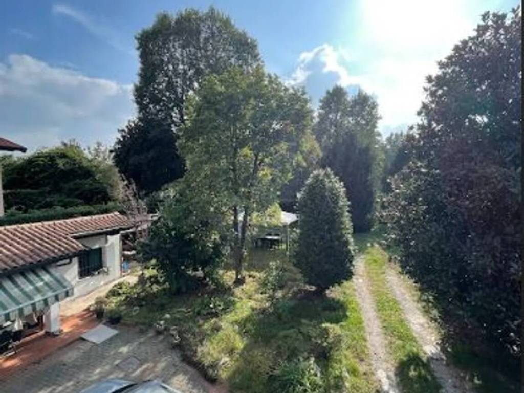 casa indipendente in vendita ad Agrate Conturbia in zona Agrate