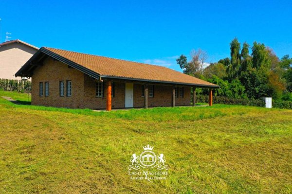 casa indipendente in vendita ad Agrate Conturbia in zona Conturbia