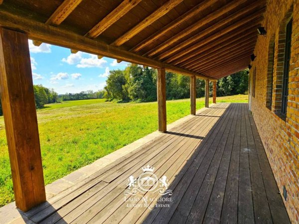 casa indipendente in vendita ad Agrate Conturbia in zona Conturbia