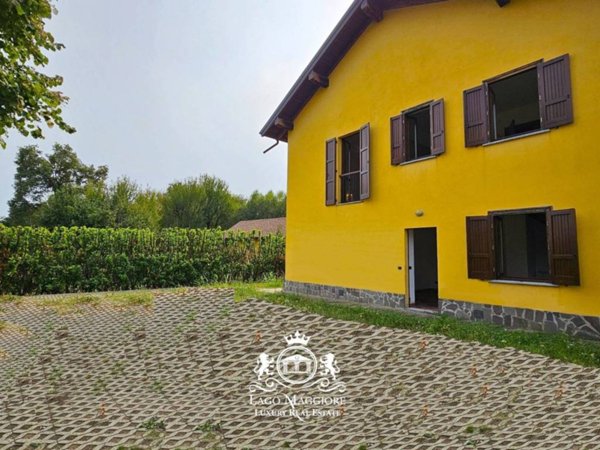 casa indipendente in vendita ad Agrate Conturbia in zona Conturbia