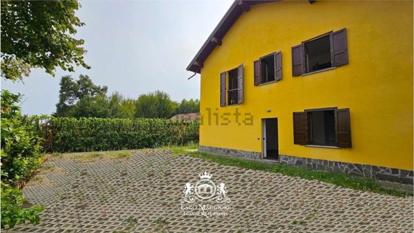 casa indipendente in vendita ad Agrate Conturbia in zona Conturbia