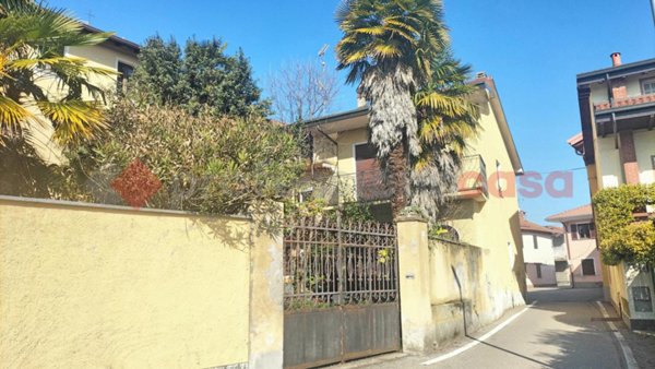 casa indipendente in vendita ad Agrate Conturbia