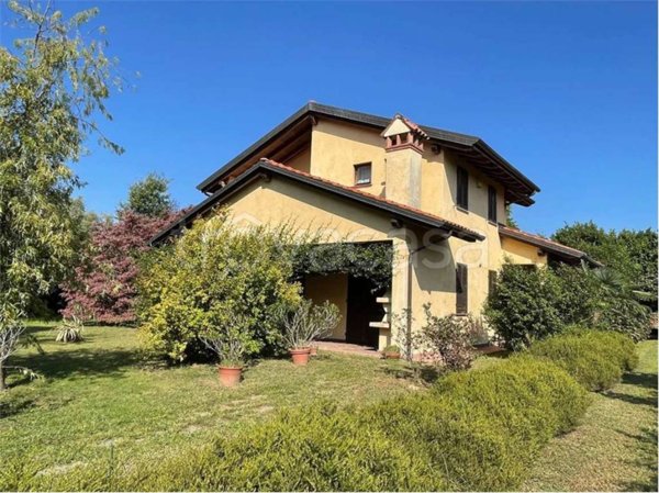 casa indipendente in vendita ad Agrate Conturbia