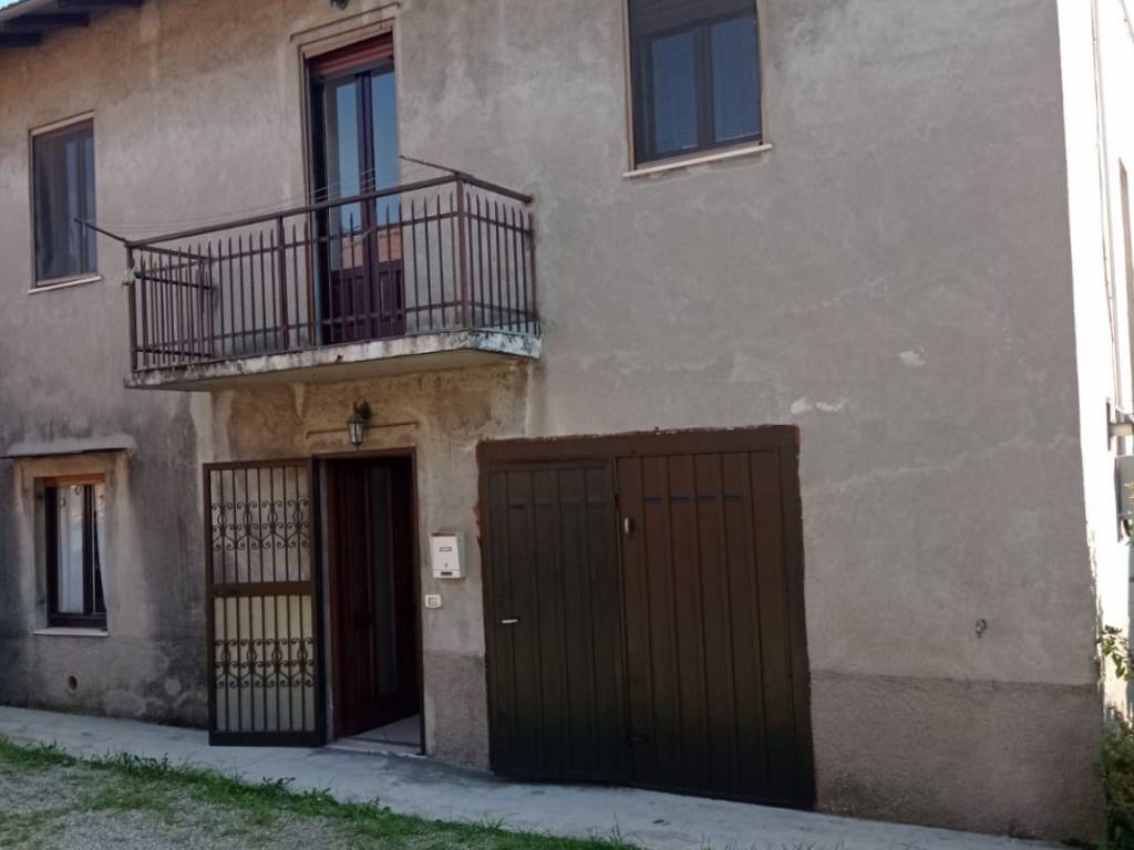 casa indipendente in vendita ad Agrate Conturbia in zona Conturbia