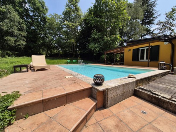 casa indipendente in vendita ad Agrate Conturbia in zona Conturbia