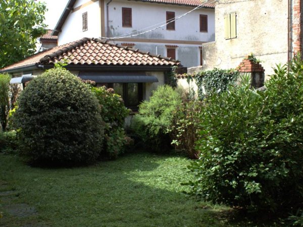 casa indipendente in vendita ad Agrate Conturbia in zona Conturbia