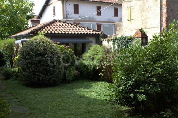 casa indipendente in vendita ad Agrate Conturbia in zona Conturbia