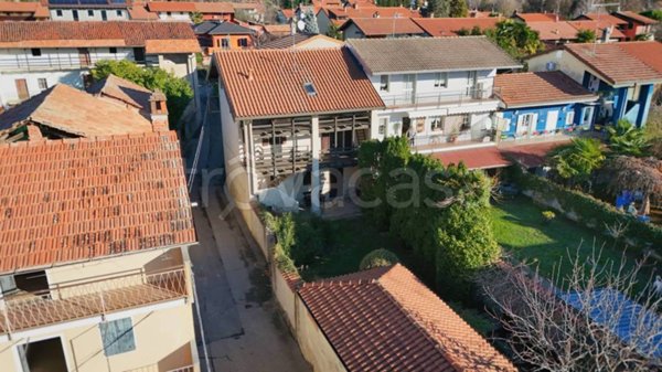 casa indipendente in vendita ad Agrate Conturbia in zona Conturbia