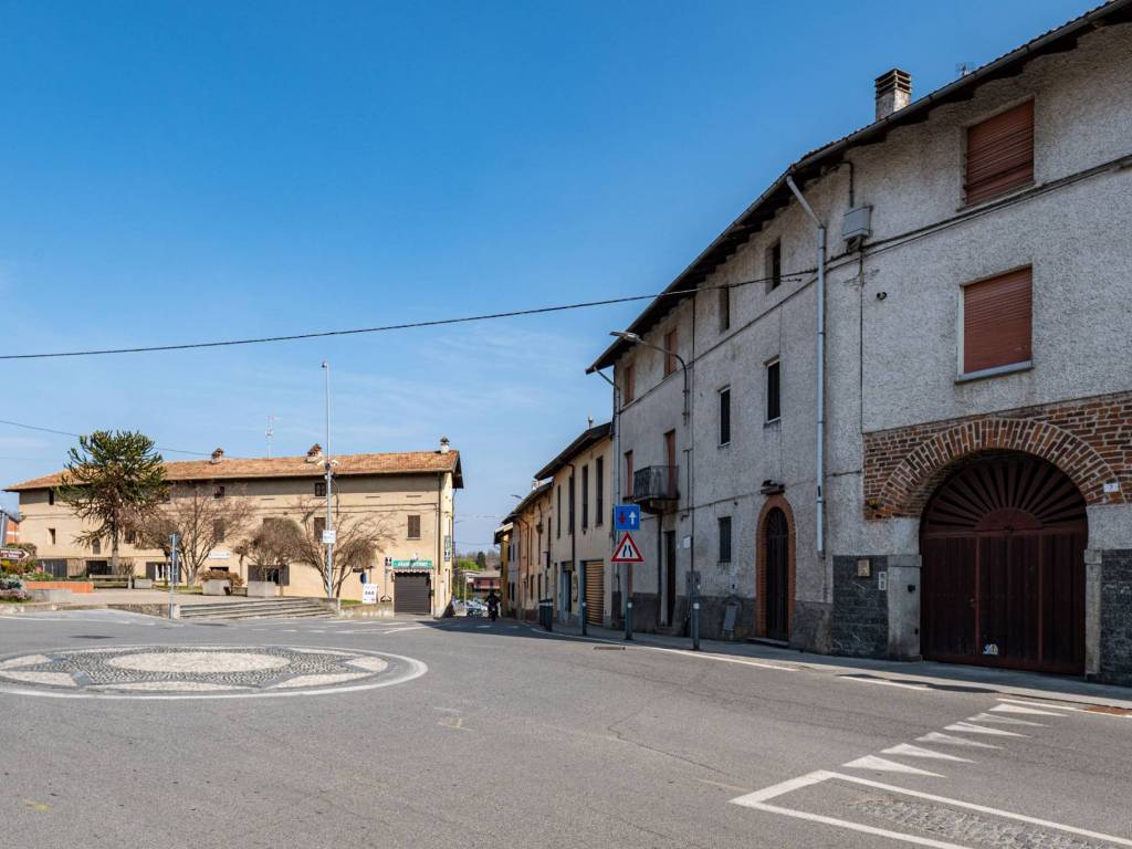negozio in vendita ad Agrate Conturbia in zona Agrate