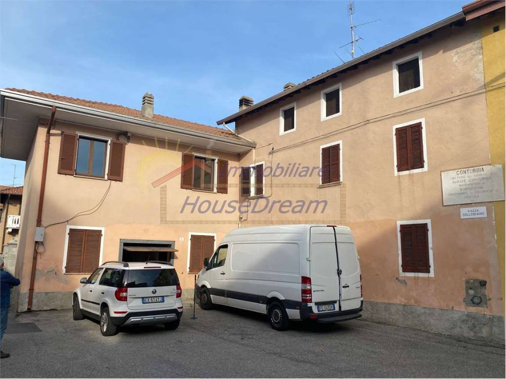 casa indipendente in vendita ad Agrate Conturbia