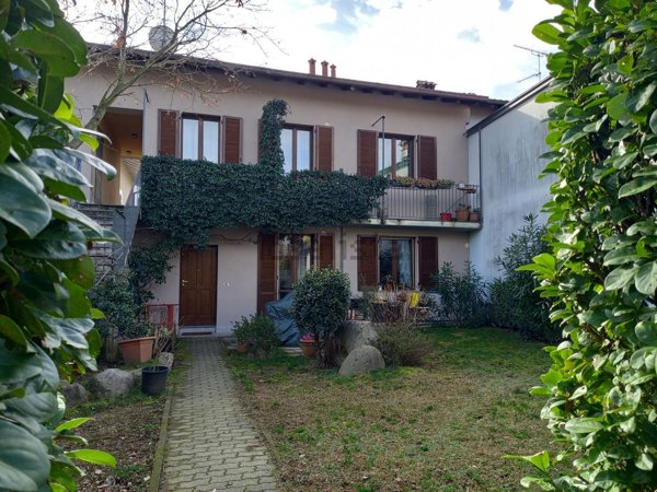 casa indipendente in vendita ad Agrate Conturbia