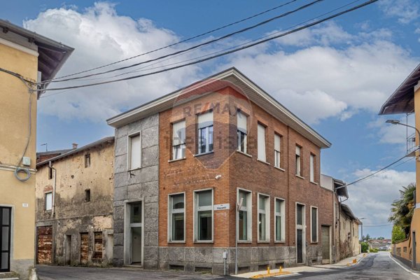 locale commerciale in vendita ad Agrate Conturbia