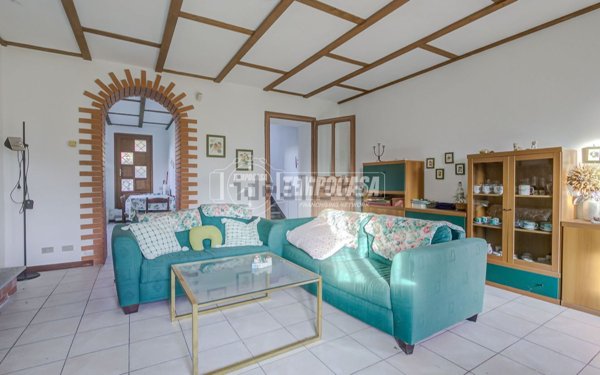 casa indipendente in vendita ad Agrate Conturbia