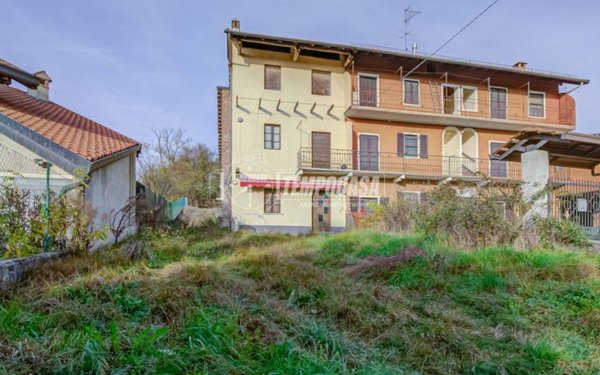 casa indipendente in vendita ad Agrate Conturbia in zona Agrate