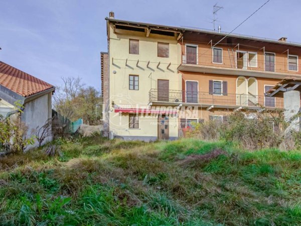 casa indipendente in vendita ad Agrate Conturbia in zona Agrate