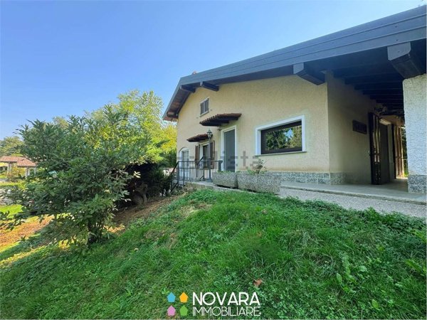 casa indipendente in vendita ad Agrate Conturbia