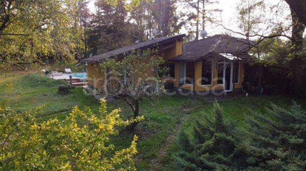 casa indipendente in vendita ad Agrate Conturbia in zona Conturbia