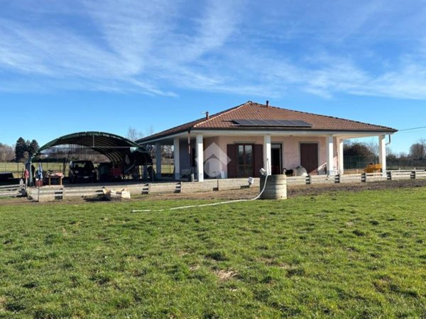 casa indipendente in vendita ad Agrate Conturbia in zona Conturbia