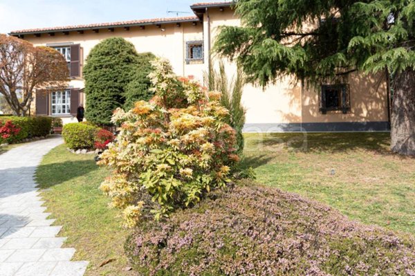 casa indipendente in vendita ad Agrate Conturbia