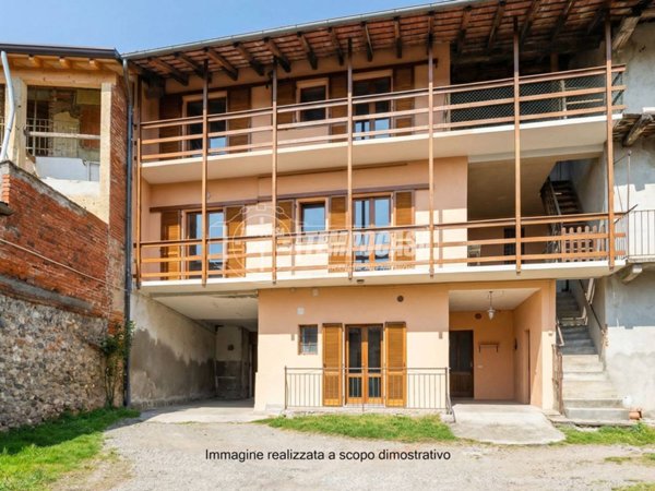 casa indipendente in vendita ad Agrate Conturbia