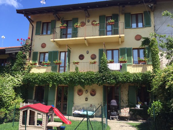 casa indipendente in vendita ad Agrate Conturbia in zona Conturbia