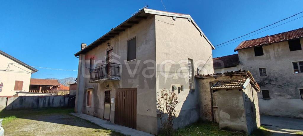 casa indipendente in vendita ad Agrate Conturbia in zona Conturbia