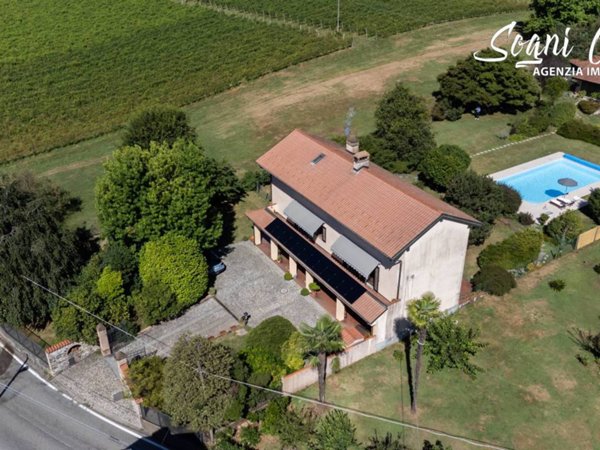 casa indipendente in vendita ad Agrate Conturbia in zona Agrate