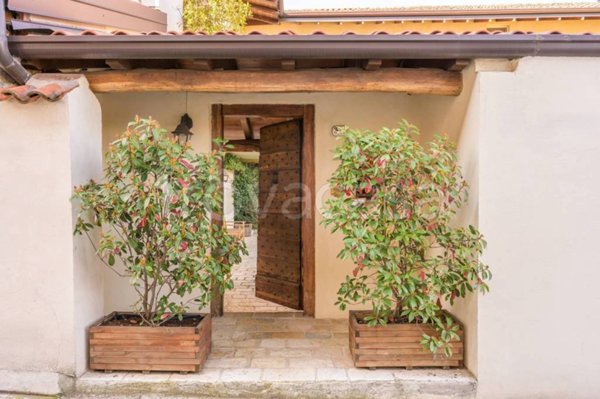 casa indipendente in vendita ad Agrate Conturbia in zona Conturbia