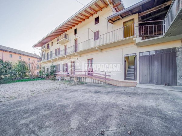 casa indipendente in vendita ad Agrate Conturbia in zona Conturbia
