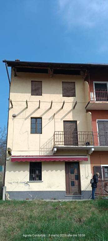 casa indipendente in vendita ad Agrate Conturbia