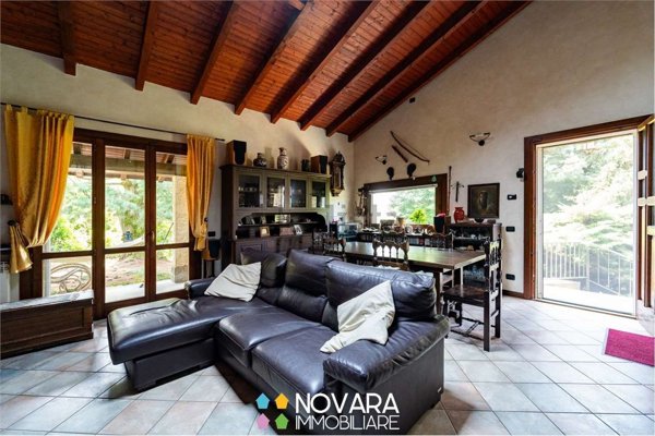 casa indipendente in vendita ad Agrate Conturbia