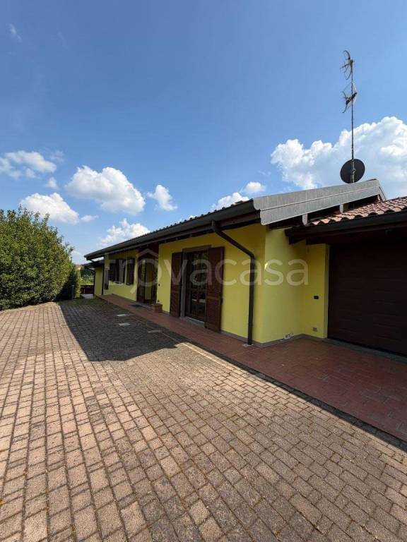 casa indipendente in vendita ad Agrate Conturbia
