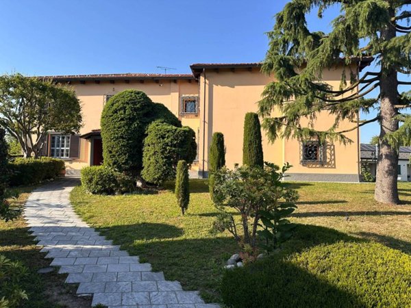 casa indipendente in vendita ad Agrate Conturbia
