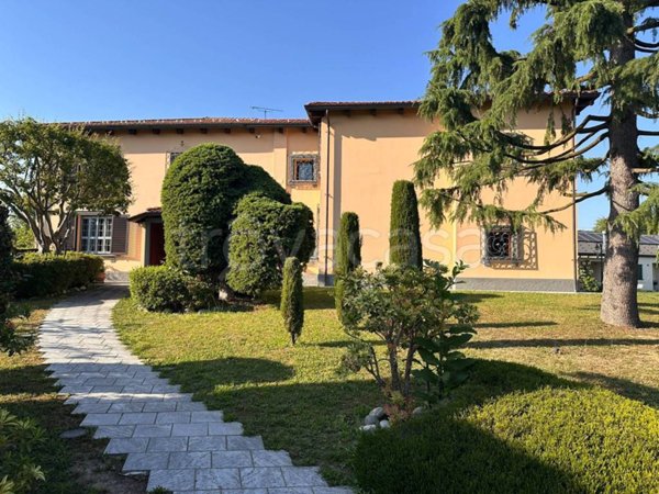 casa indipendente in vendita ad Agrate Conturbia in zona Conturbia