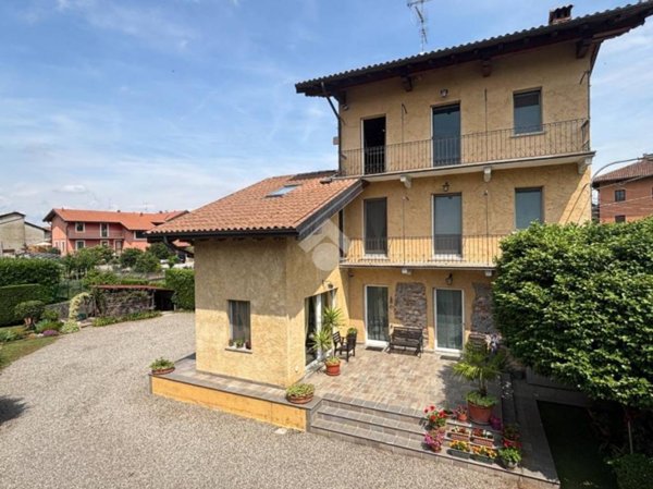 casa indipendente in vendita ad Agrate Conturbia in zona Conturbia