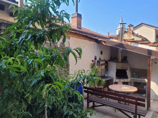 casa indipendente in vendita ad Agrate Conturbia