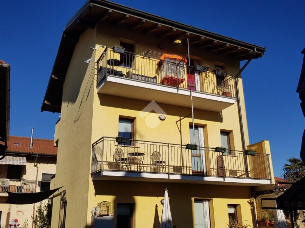 casa indipendente in vendita ad Agrate Conturbia in zona Agrate