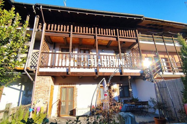 casa indipendente in vendita ad Agrate Conturbia in zona Conturbia