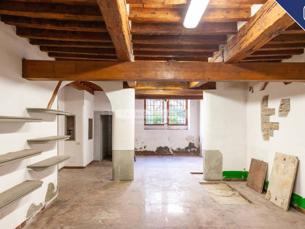 negozio in vendita a Firenze in zona Centro Santa Croce