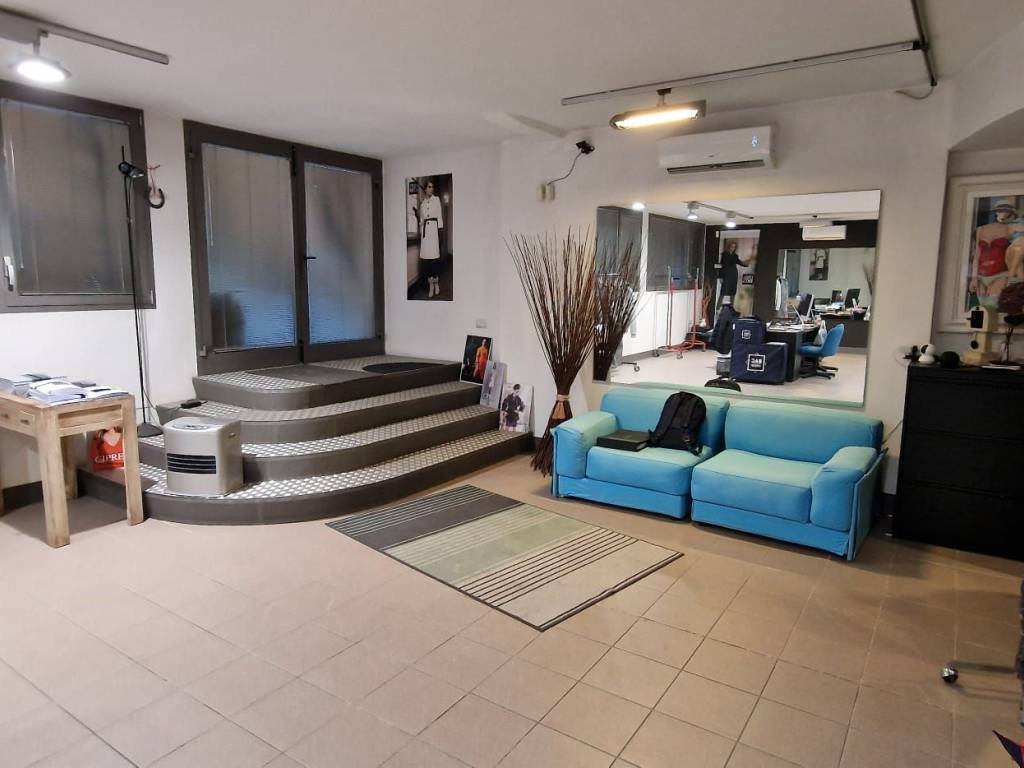 locale commerciale in vendita a Firenze in zona Isolotto