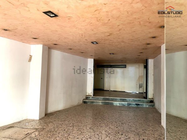 locale commerciale in vendita a Firenze in zona Legnaia