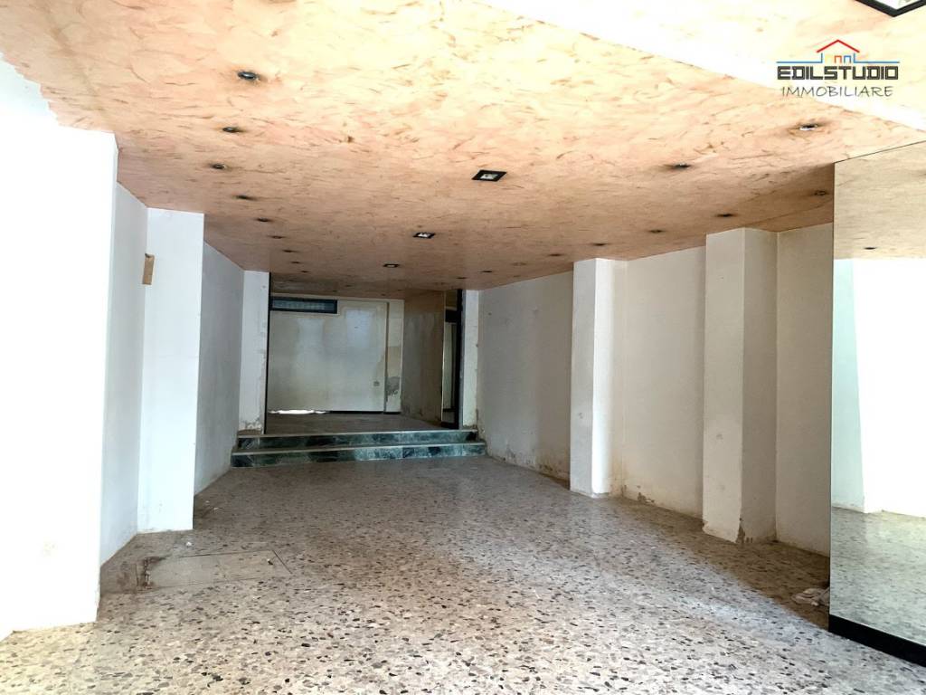 locale commerciale in vendita a Firenze in zona Legnaia