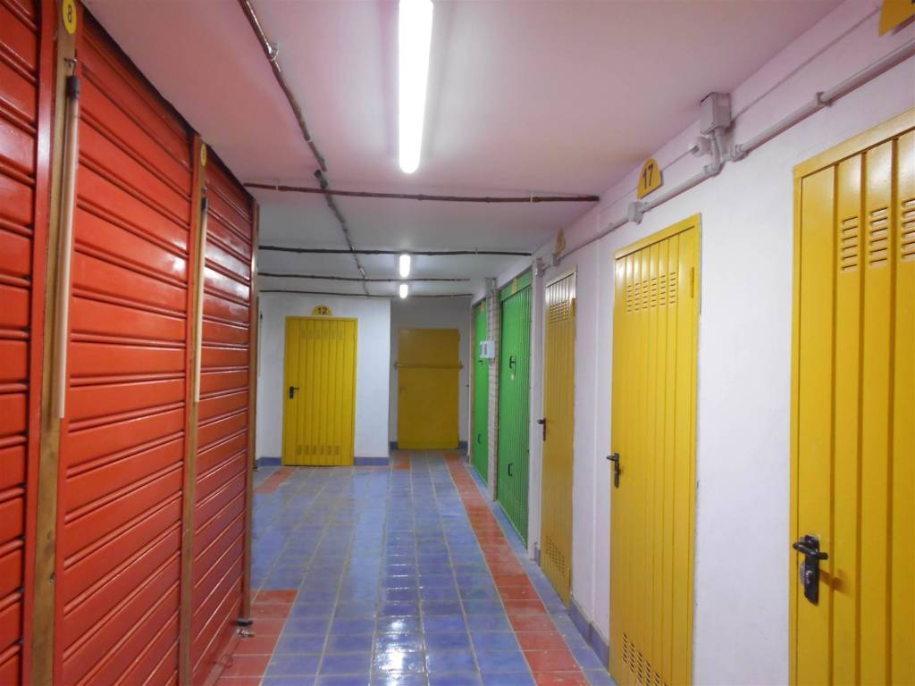 locale commerciale in vendita a Firenze in zona Campo di Marte