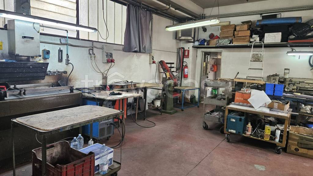 locale commerciale in vendita a Firenze in zona Brozzi