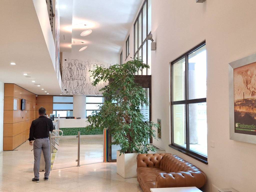 intera palazzina in vendita a Firenze in zona Novoli