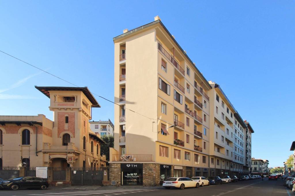 locale commerciale in vendita a Firenze in zona Campo di Marte