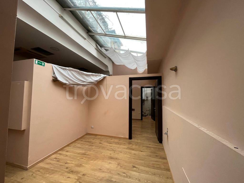 locale commerciale in vendita a Firenze in zona Isolotto