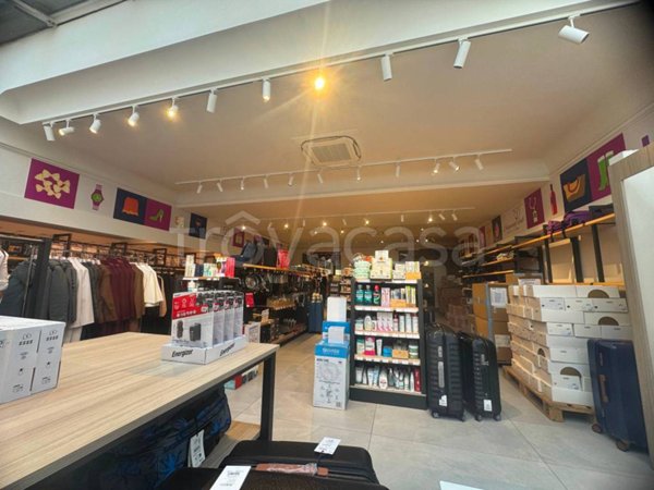 locale commerciale in vendita a Firenze in zona Isolotto